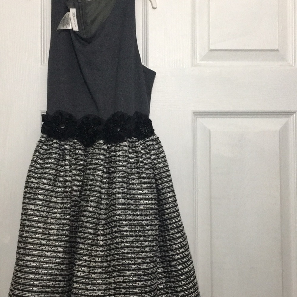 Short dark dress, No sleeves with detailed flowers